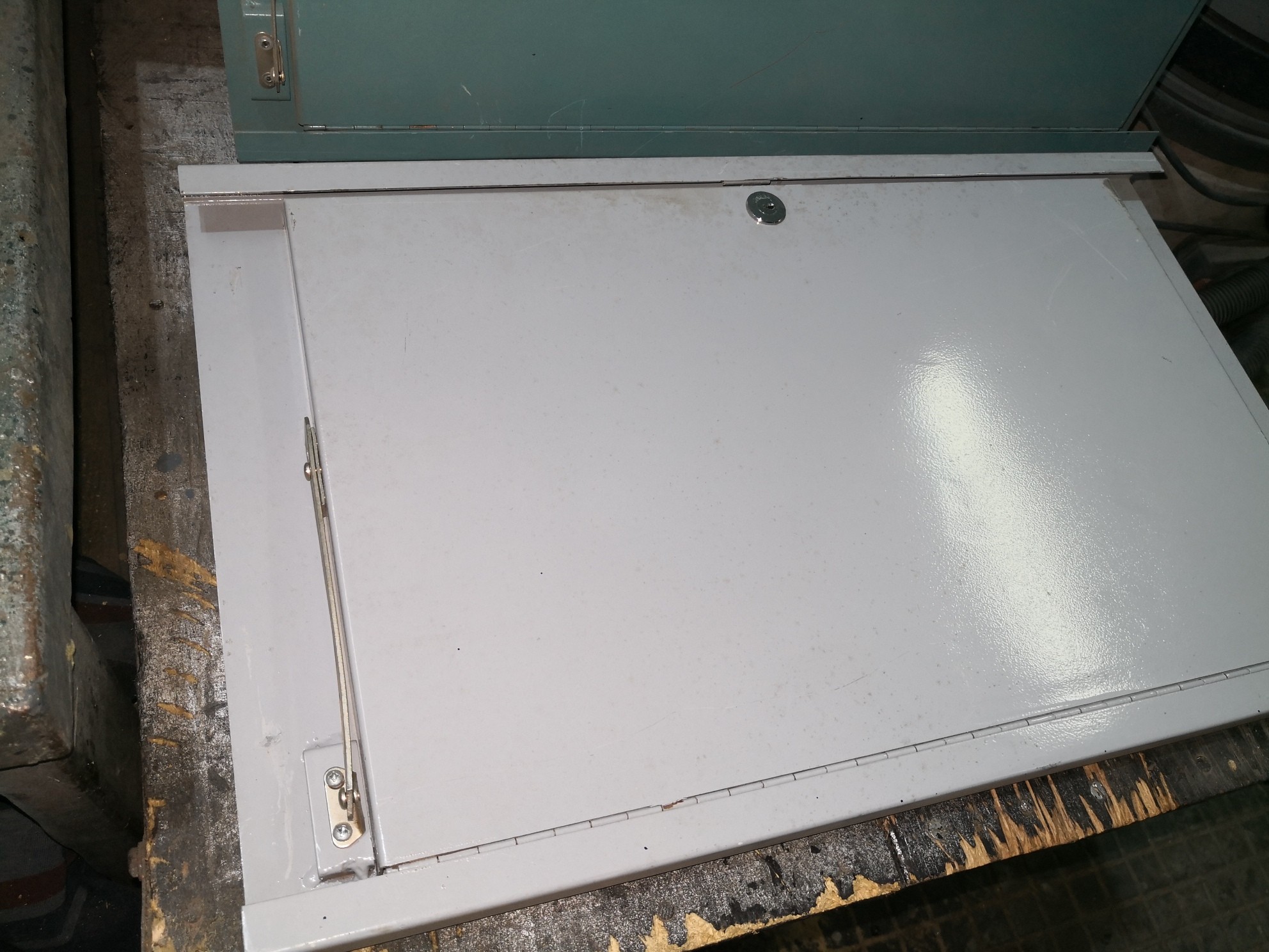 Estante con secreter camuflado y cerradura