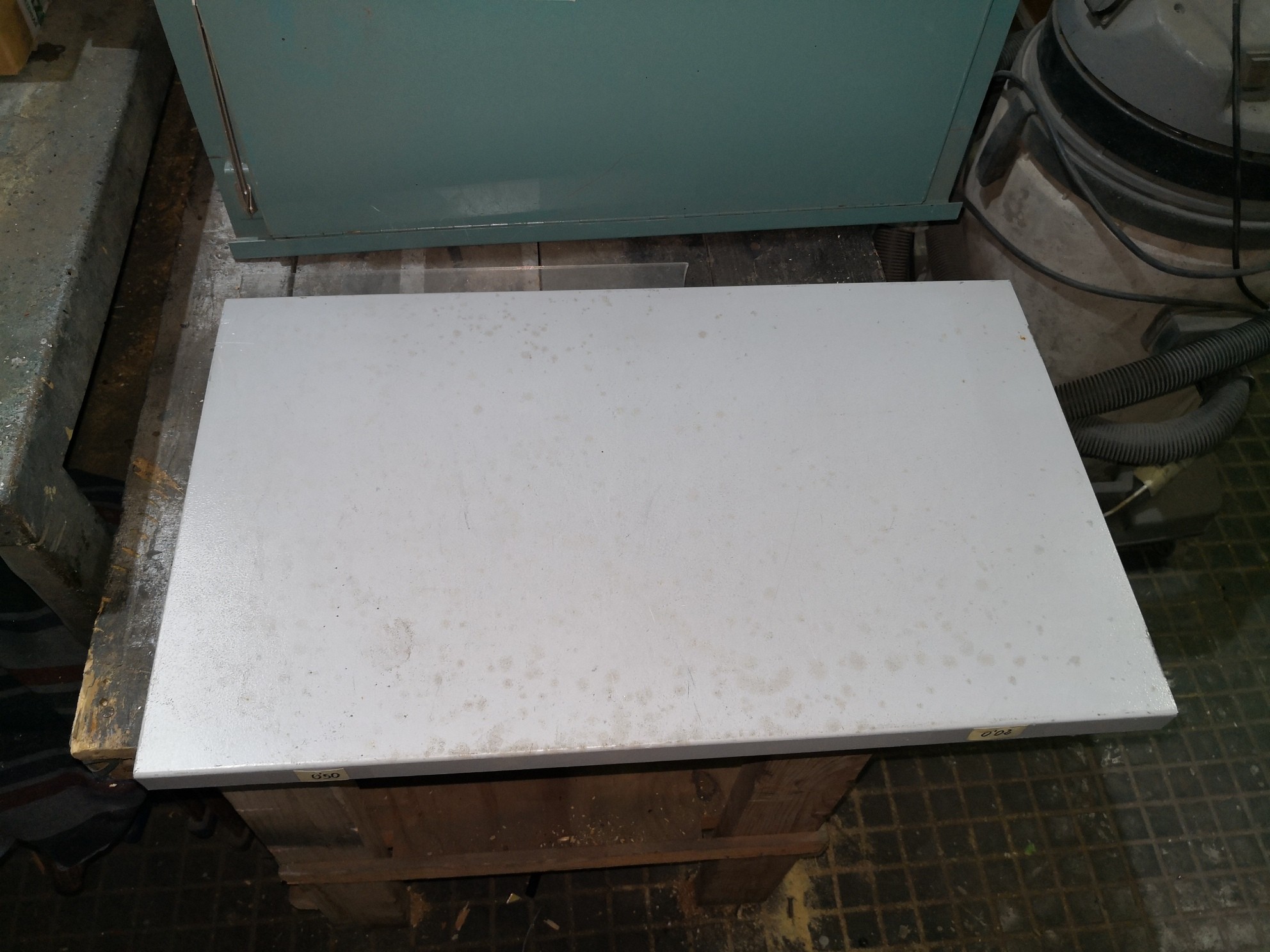 Estante con secreter camuflado y cerradura