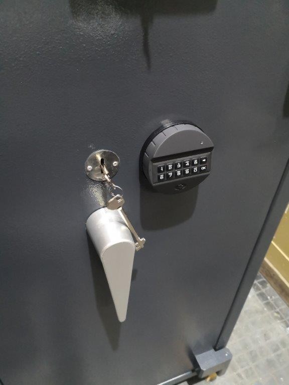 INSTALACION CERRADURAS ELECTRONICAS EN CAJAS FUERTES