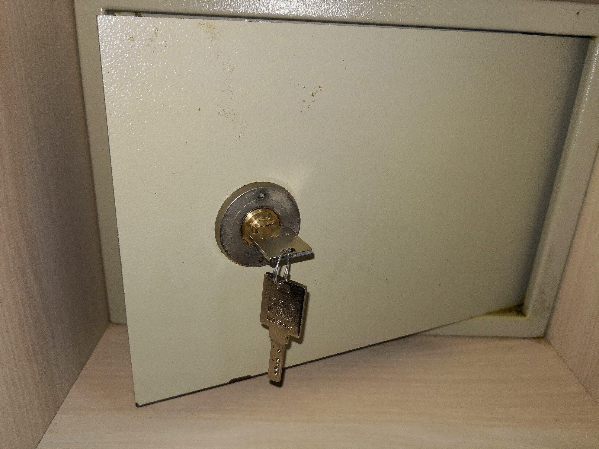 BOMBIN EXTRAIBLE CAJA FUERTE FEDIEL DE HOTEL