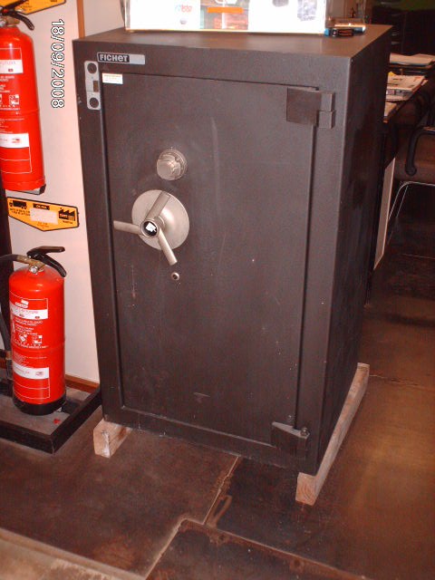 CAJA FUERTE FICHET DS-150 CON TOLVA DE INGRESO OCASION 1 CAJA FUERTE FICHET DS-150 CON TOLVA DE INGRESO OCASION