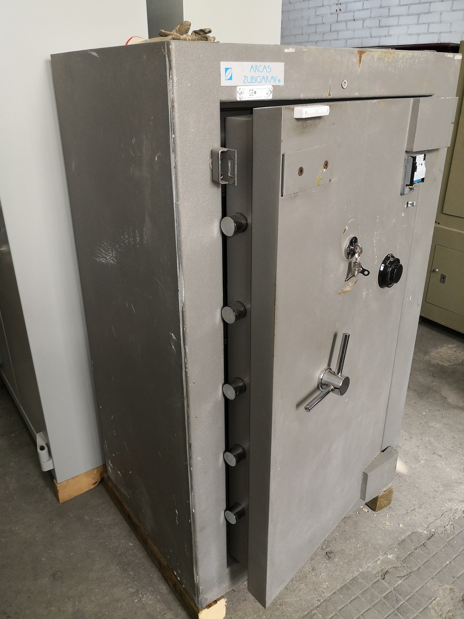 CAJA FUERTE ZUBIGARAY CSB 7505 2 CAJA FUERTE ZUBIGARAY CSB 7505 DE SEGUNDA MANO / OCASIÓN. ALTA SEGURIDAD. CON COMPARTIMENTO INTERIOR