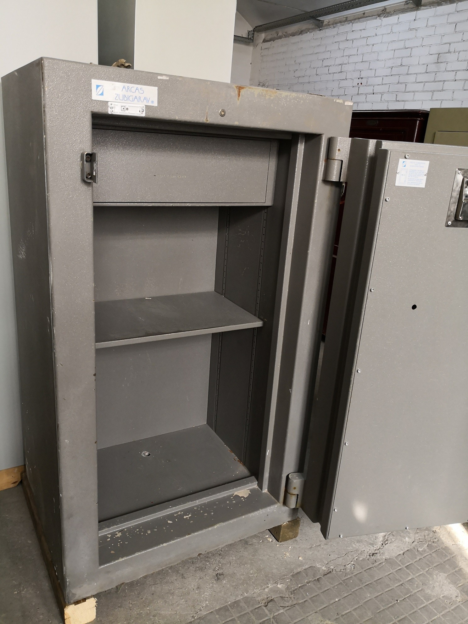 CAJA FUERTE ZUBIGARAY CSB 7505 3 CAJA FUERTE ZUBIGARAY CSB 7505 DE SEGUNDA MANO / OCASIÓN. ALTA SEGURIDAD. CON COMPARTIMENTO INTERIOR