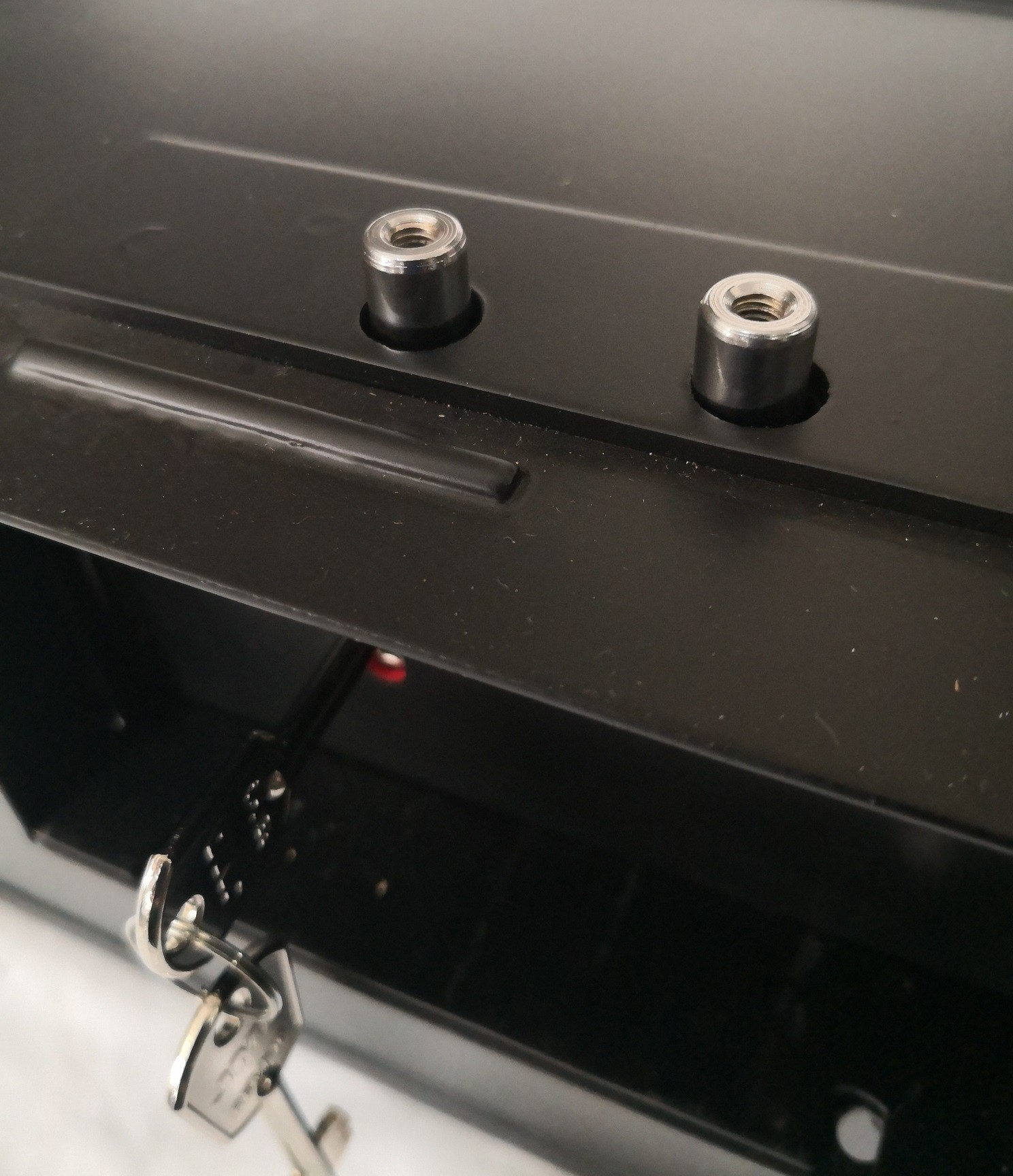 PESTILLOS DE LA CERRADURA DE GORJAS DE LA PUERTA DE CAJA FUERTE CAMUFLADA DE ENCHUFES KAUDALYTA