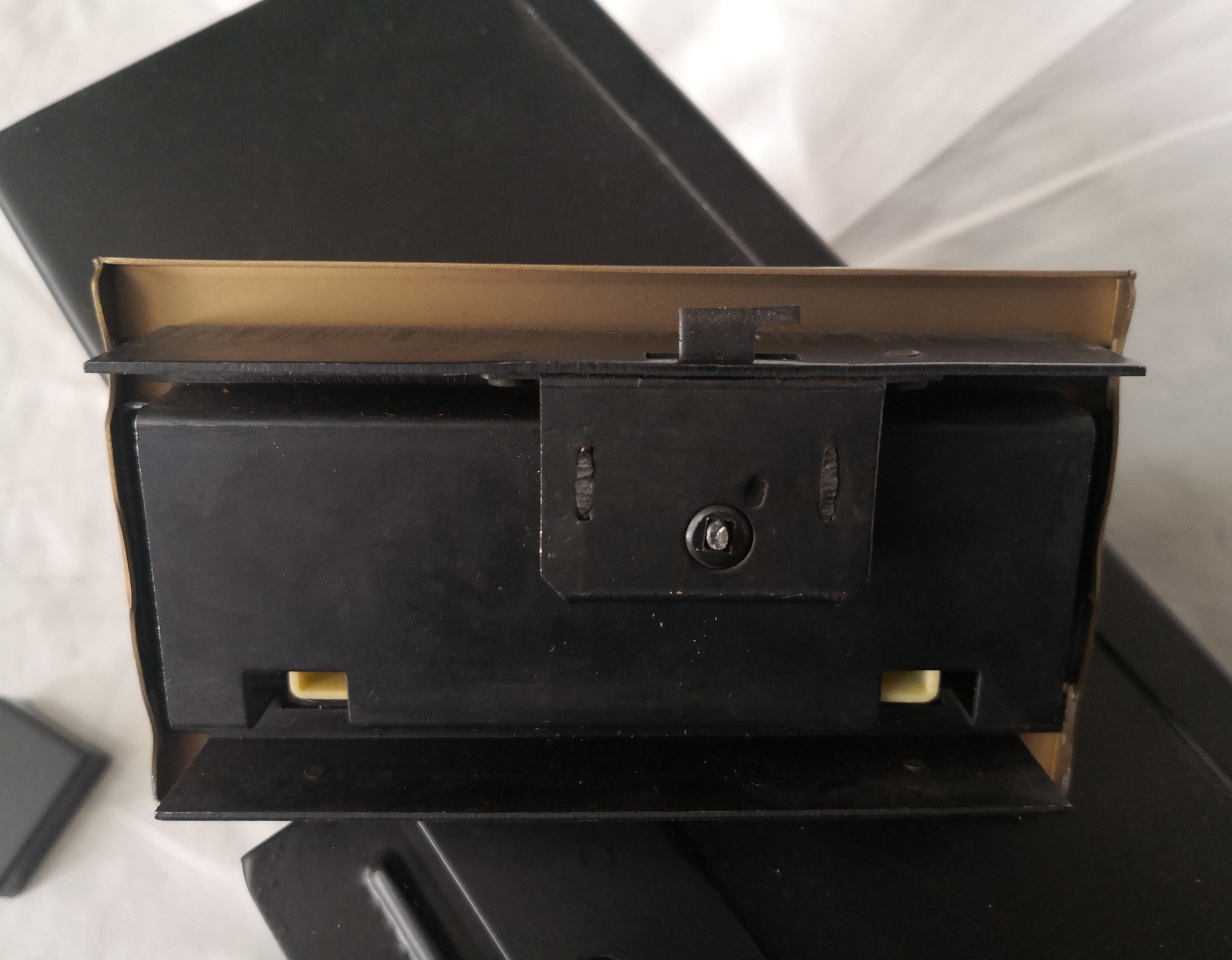 IMAGEN INTERIOR DE LA TAPA CON CIERRE PARA LOS ENCHUFES DE LA CAJA FUERTE KAUDALYTA