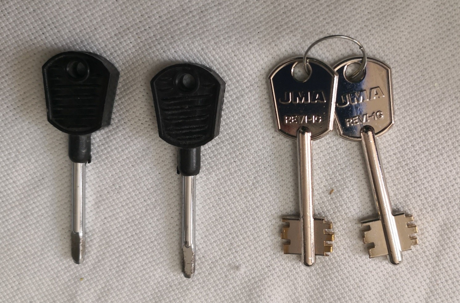 LLAVES DE LA TAPA DE ENCHUFES Y DE LA PUERTA DE CAJA FUERTE KAUDALYTA