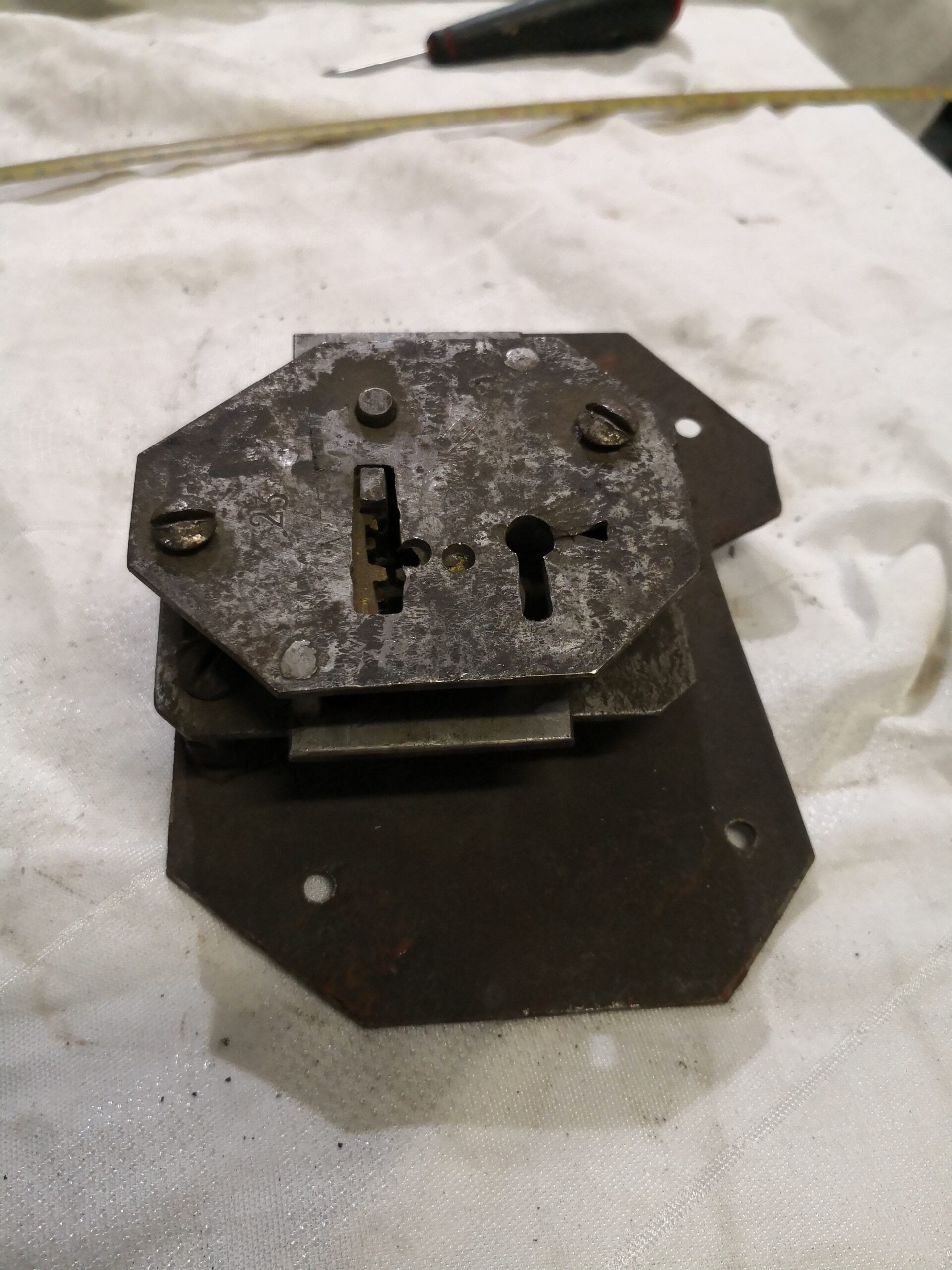 CERRADURA EMBUTIDA PARA CAJA FUERTE ANTIGUA 2