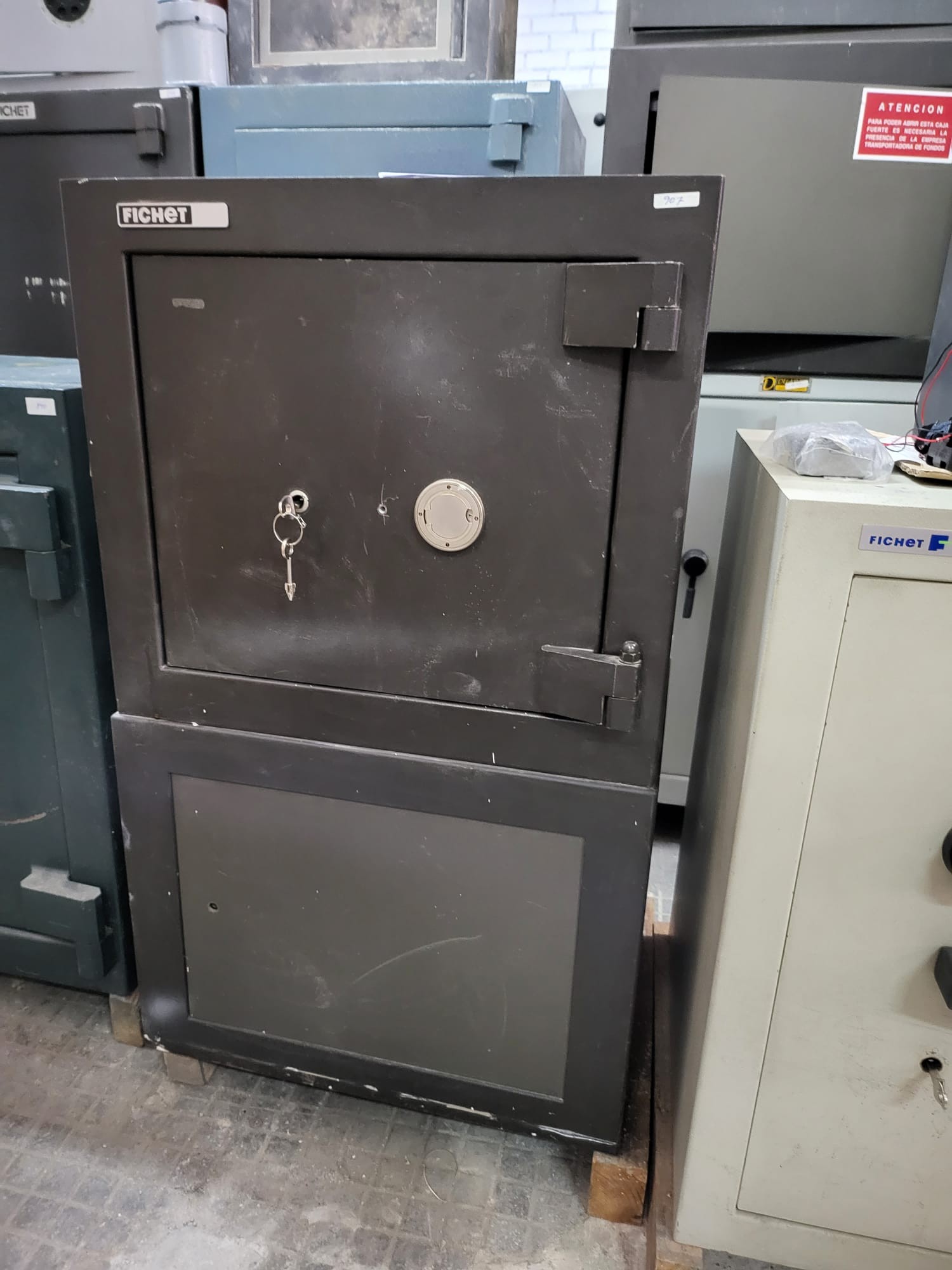 CAJA FUERTE FICHET DS 70 CON ZOCALO 2 CAJA FUERTE FICHET DS 70 BLINDADA SEGUNDA MANO