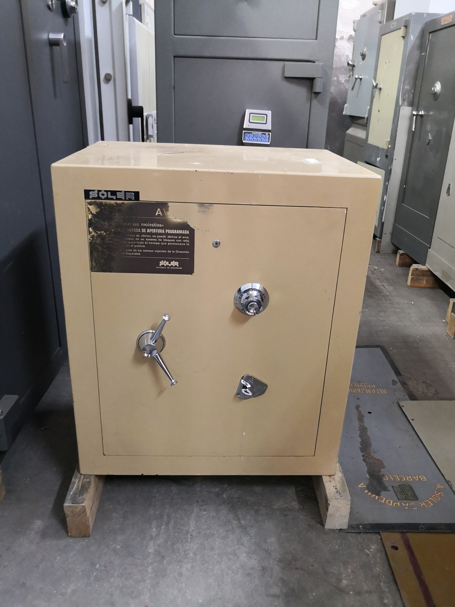 Caja fuerte Soler 70 Pulsador Blindada. 1 Caja fuerte Soler 70de segunda mano. Blindada. Medidas 710x610x450 mm. Peso 325 kg. Capacidad 90 litros.