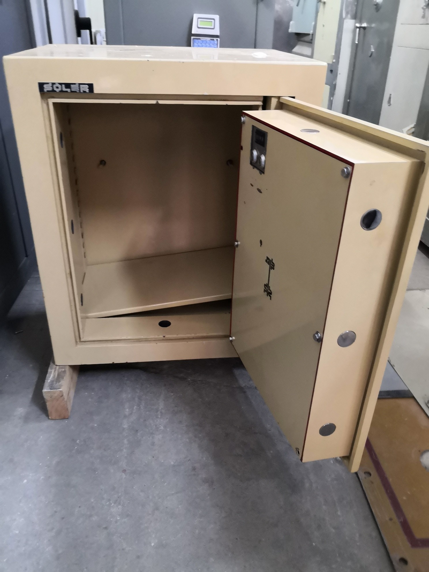 Caja fuerte Soler 70 Pulsador Blindada. 2 Caja fuerte Soler 70de segunda mano. Blindada. Medidas 710x610x450 mm. Peso 325 kg. Capacidad 90 litros.