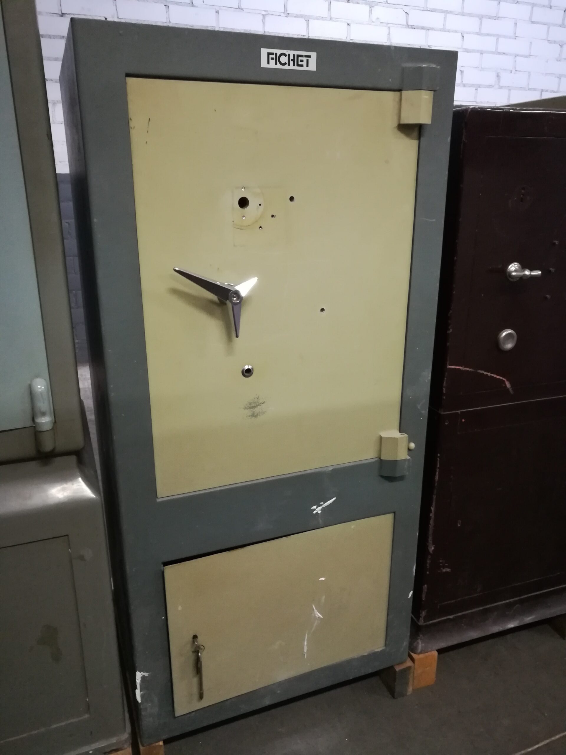 CAJA FUERTE FICHET FR-80 CON ZOCALO